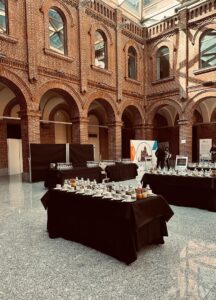 Imagen de un servicio de desayuno para un evento