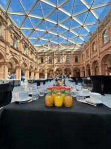 Imagen de un servicio de desayuno para un evento